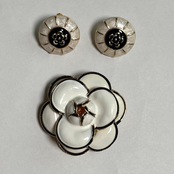 Designer vibes  White Enamel Flower Brooch & Earrings Set - Picture 1 of 3